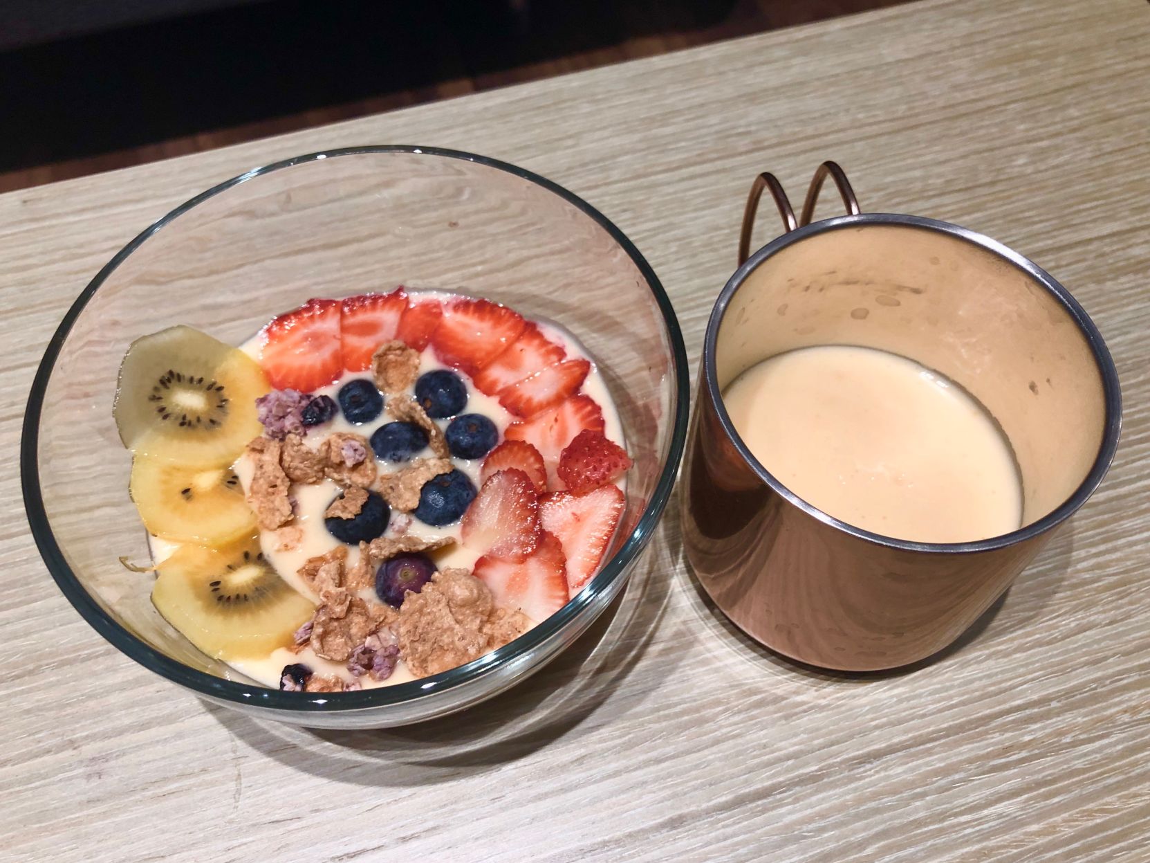 Pawpaw smoothie and smoothie bowl